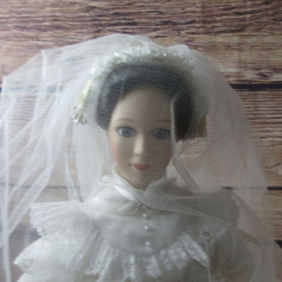 Royalton Collection Brunette Bride 16" Porcelain Doll 1998 Inc Stand - Picture 3 of 9